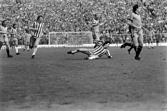 Framed Print : Sheffield Wednesday 2 v. Cambridge United 1. April 1982 MF06-33-045 Framed Print : Sheffield Wednesday 2 v. Cambridge United 1. April 1982 MF06-33-045