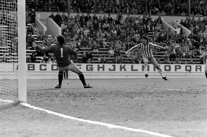 Framed Print : Sheffield Wednesday 2 v. Cambridge United 1. April 1982 MF06-33-048 Framed Print : Sheffield Wednesday 2 v. Cambridge United 1. April 1982 MF06-33-048