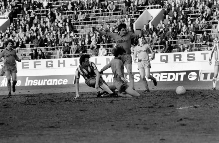 Framed Print : Sheffield Wednesday 3 v. Oldham 0. Division One Football. February 1981 MF01-31-048 Framed Print : Sheffield Wednesday 3 v. Oldham 0. Division One Football. February 1981 MF01-31-048