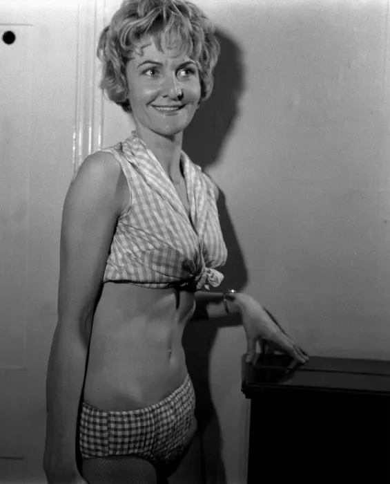 Framed Print : Sheila Hancock April 1961 Actress Bikini A©Mirrorpix Framed Print : Sheila Hancock April 1961 Actress Bikini A©Mirrorpix