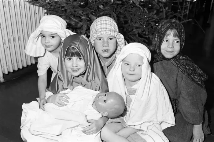 Framed Print : Shepley First School prepare for their Nativity Play. 9th December 1991