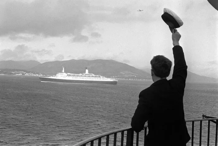 Framed Print : Ship Queen Elizabeth II leaving Clyde River - Jan 1969