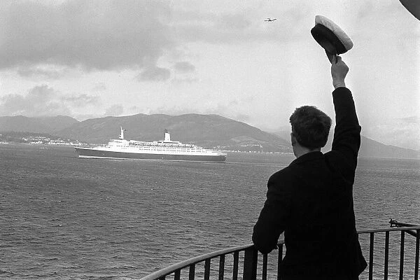 Ship Queen Elizabeth II leaving Clyde River - Jan 1969