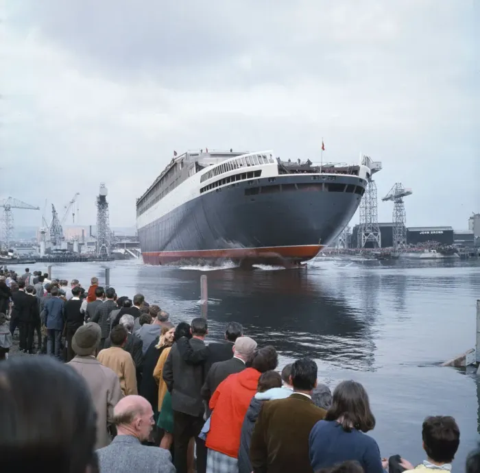 Framed Print : Ship Queen Elizabeth II - September 1967. Crowds gather as the QE2 is launched Framed Print : Ship Queen Elizabeth II - September 1967. Crowds gather as the QE2 is launched