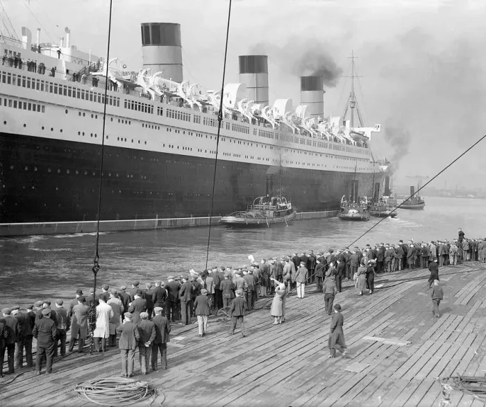 Framed Print : Ship Queen Mary May 1936 - RMS Queen Mary arrives in Southampton prior to her maiden