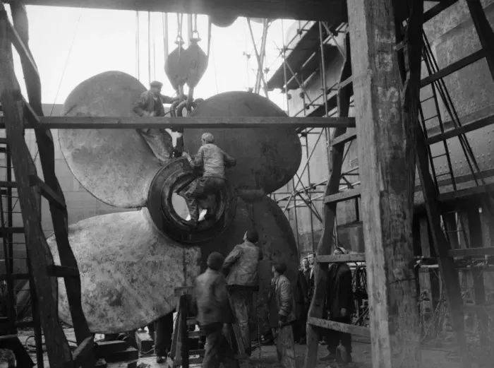 Framed Print : Shipbuilders at the King George V dry dock in Southampton replace one of the mighty