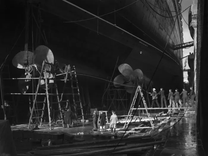 Framed Print : Shipbuilders at the King George V dry dock in Southampton replace one of the mighty Framed Print : Shipbuilders at the King George V dry dock in Southampton replace one of the mighty