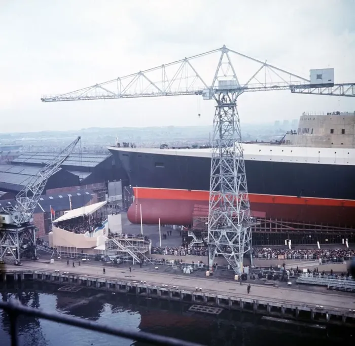 Framed Print : Ships - Shipping - Queen Elizabeth II - September 1967 Crowds gather as the QE2 is