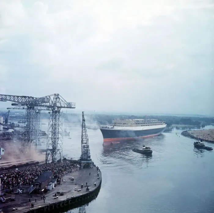 Framed Print : Ships - Shipping - Queen Elizabeth II - September 1967 Crowds gather as the QE2 is Framed Print : Ships - Shipping - Queen Elizabeth II - September 1967 Crowds gather as the QE2 is