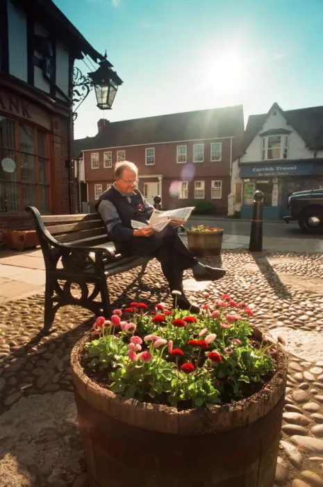 Framed Print : Shipston-on-Stour, Warwickshire, prepares for Britain in Bloom. 18th May 1995