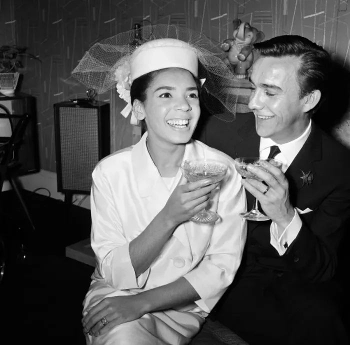 Framed Print : Shirley Bassey, 24, marries film director Kenneth Hume, 35, at Paddington Register Office Framed Print : Shirley Bassey, 24, marries film director Kenneth Hume, 35, at Paddington Register Office