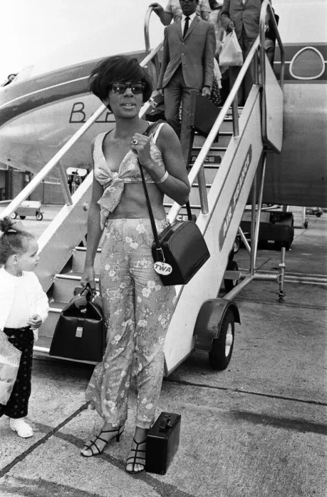 Framed Print : Shirley Bassey arrived at London Airport from Nice with her two children, Sharon Framed Print : Shirley Bassey arrived at London Airport from Nice with her two children, Sharon