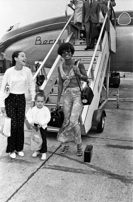 Framed Print : Shirley Bassey arrived at London Airport from Nice with her two children, Sharon Framed Print : Shirley Bassey arrived at London Airport from Nice with her two children, Sharon