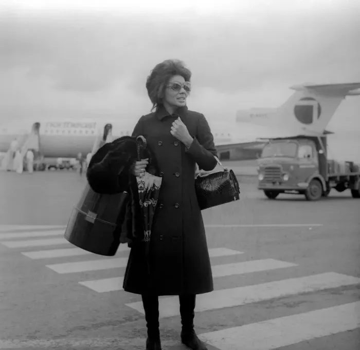Framed Print : Shirley Bassey arriving at Newcastle Airport on 30th April 1971