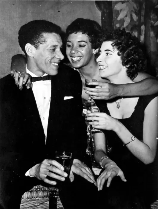 Framed Print : Shirley Bassey pictured at the wedding party she threw at the New Theatre last night Framed Print : Shirley Bassey pictured at the wedding party she threw at the New Theatre last night