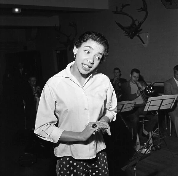 Shirley Bassey rehearsing for ITVs Frankie Howerd Show at ITV rehearsal studios in