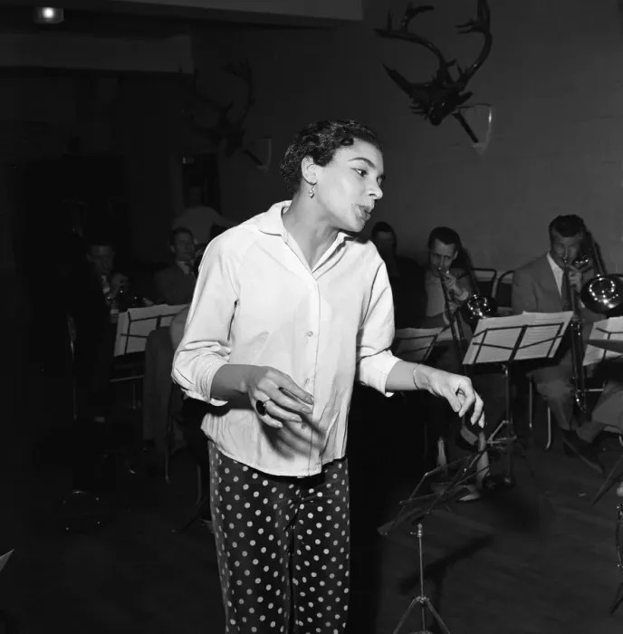 Framed Print : Shirley Bassey rehearsing for ITVs Frankie Howerd Show at ITV rehearsal studios in