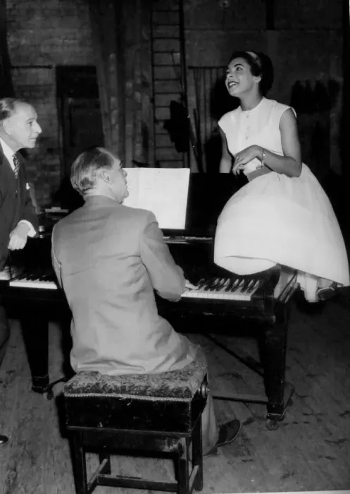 Framed Print : Shirley Bassey returns to Wales after a years absence to sing all week at the New Framed Print : Shirley Bassey returns to Wales after a years absence to sing all week at the New