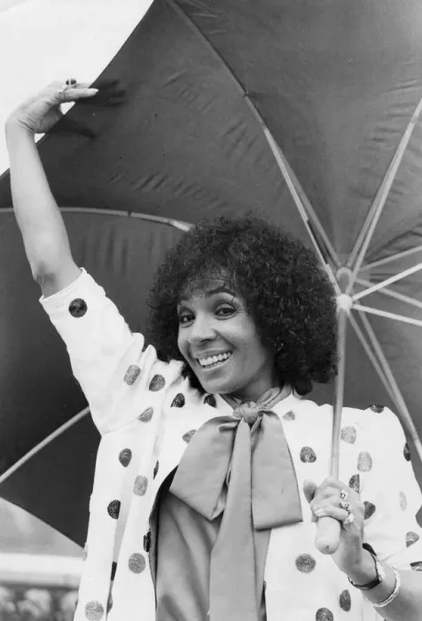 Framed Print : Shirley Bassey smiling under umbrella - September 1982 02  /  09  /  1982