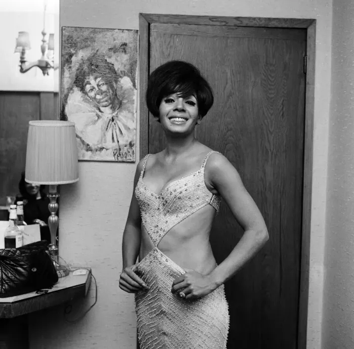Framed Print : Shirley Bassey wearing her banned dress at the Palladium Framed Print : Shirley Bassey wearing her banned dress at the Palladium