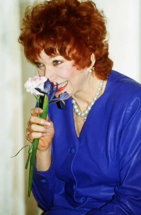 Framed Print : Shirley Maclaine Actress sniffing a flower dbase msi A©Mirrorpix Framed Print : Shirley Maclaine Actress sniffing a flower dbase msi A©Mirrorpix