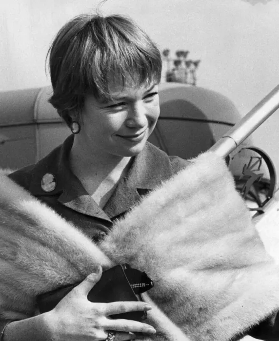 Framed Print : Shirley Maclaine wearing fur wrap at London Airport - September 1960
