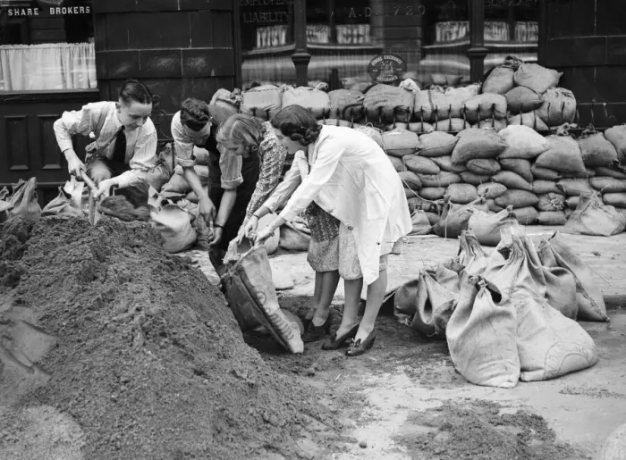 Framed Print : Shop workers in Birmingham city centre filling sandbags in preparation of the outbreak of Framed Print : Shop workers in Birmingham city centre filling sandbags in preparation of the outbreak of