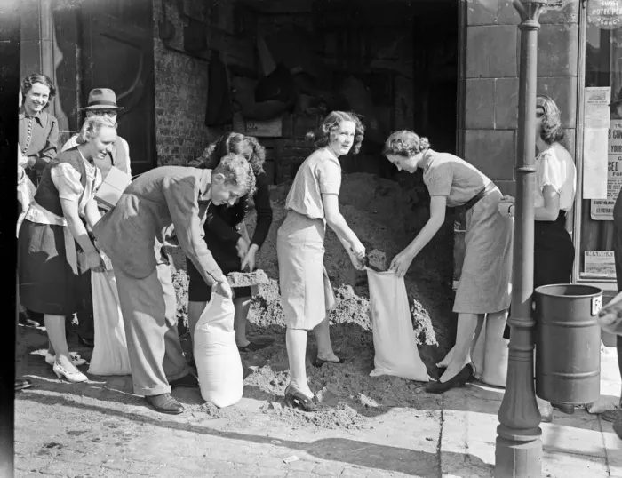 Framed Print : Shop workers in Birmingham city centre filling sandbags in preparation of the outbreak of Framed Print : Shop workers in Birmingham city centre filling sandbags in preparation of the outbreak of