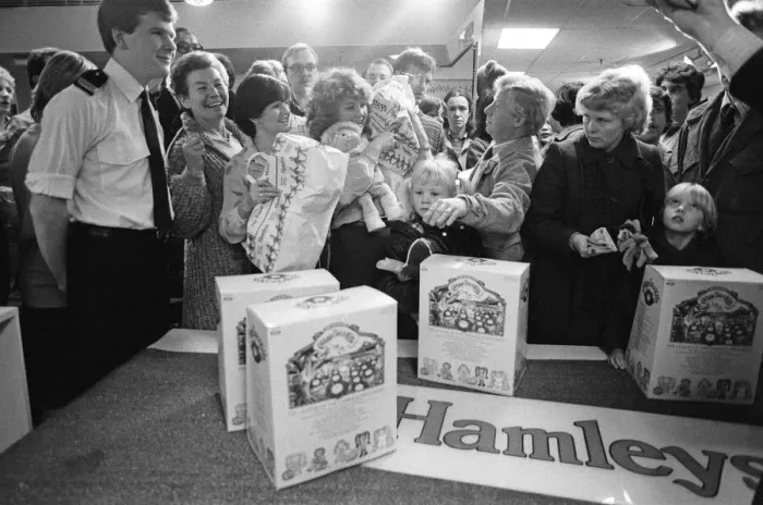 Framed Print : Shoppers buying Cabbage Patch Dolls at Hamleys, London toy store. 3rd December 1983