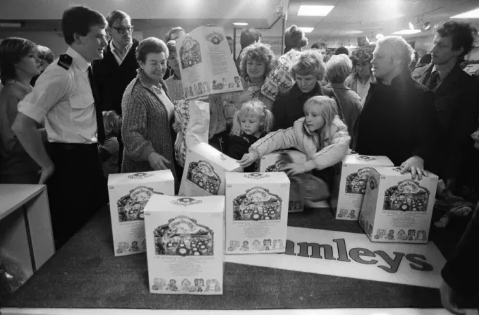 Framed Print : Shoppers buying Cabbage Patch Dolls at Hamleys, London toy store. 3rd December 1983