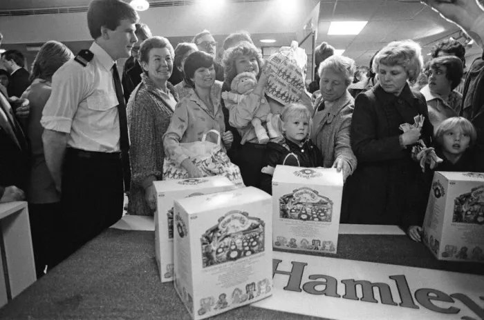 Framed Print : Shoppers buying Cabbage Patch Dolls at Hamleys, London toy store. 3rd December 1983