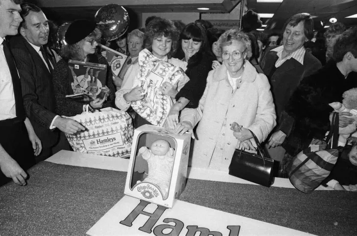 Framed Print : Shoppers buying Cabbage Patch Dolls at Hamleys, London toy store. 3rd December 1983 Framed Print : Shoppers buying Cabbage Patch Dolls at Hamleys, London toy store. 3rd December 1983
