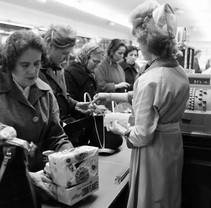 Framed Print : Shoppers, Fine Fare Supermarket, Wilton, London, 29th October 1963