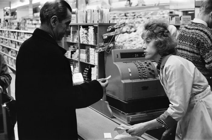 Framed Print : Shoppers, Fine Fare Supermarket, Wilton, London, 29th October 1963 Framed Print : Shoppers, Fine Fare Supermarket, Wilton, London, 29th October 1963