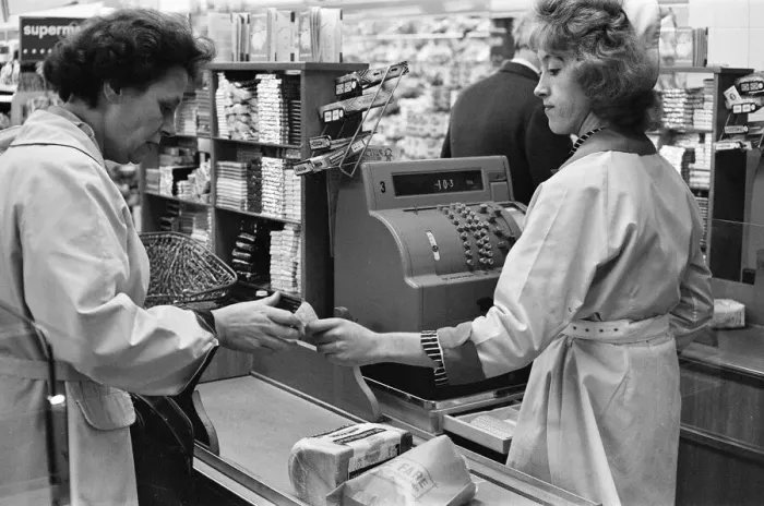 Framed Print : Shoppers, Fine Fare Supermarket, Wilton, London, 29th October 1963 Framed Print : Shoppers, Fine Fare Supermarket, Wilton, London, 29th October 1963