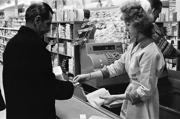 Shoppers, Fine Fare Supermarket, Wilton, London, 29th October 1963