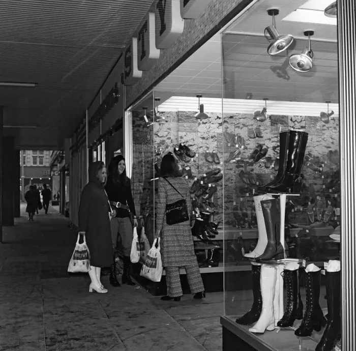 Framed Print : Shoppers outside Gipsy Boutique. 1971 Framed Print : Shoppers outside Gipsy Boutique. 1971