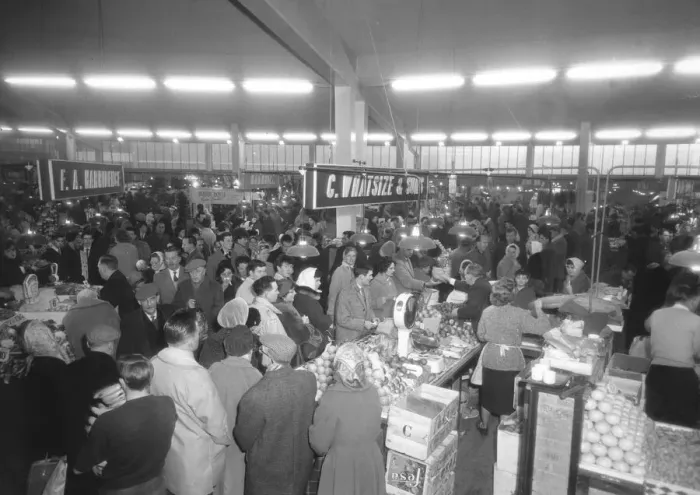 Framed Print : Shoppers queueing to buy their vegetables in readiness for Christmas at Coventry retail Framed Print : Shoppers queueing to buy their vegetables in readiness for Christmas at Coventry retail
