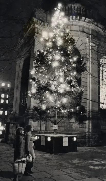 Framed Print : Shoppers walk past the Christmas tree outside St Phillips Cathedral, Birmingham Framed Print : Shoppers walk past the Christmas tree outside St Phillips Cathedral, Birmingham