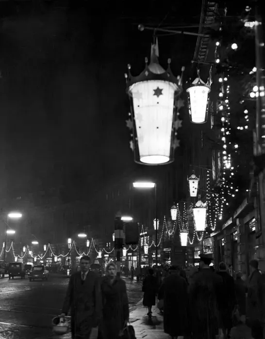 Framed Print : Shoppers walk underneath hanging illuminations on Regent Street after the Christmas Framed Print : Shoppers walk underneath hanging illuminations on Regent Street after the Christmas