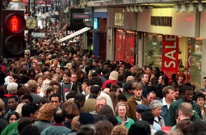 Framed Print : Shopping sales in Oxford Street, London 27th December 1994 Framed Print : Shopping sales in Oxford Street, London 27th December 1994