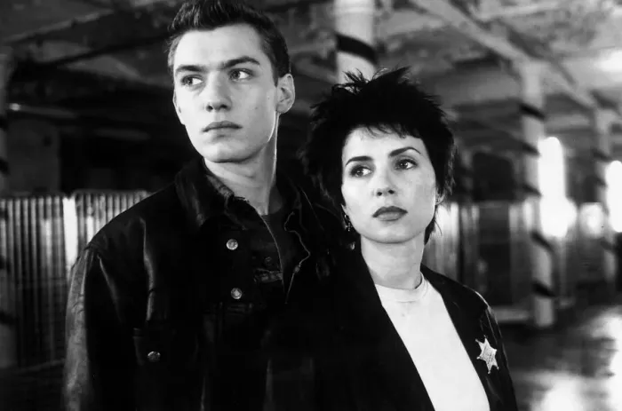 Framed Print : Shopping the television programme with Jude Law and Sadie Frost July 1992