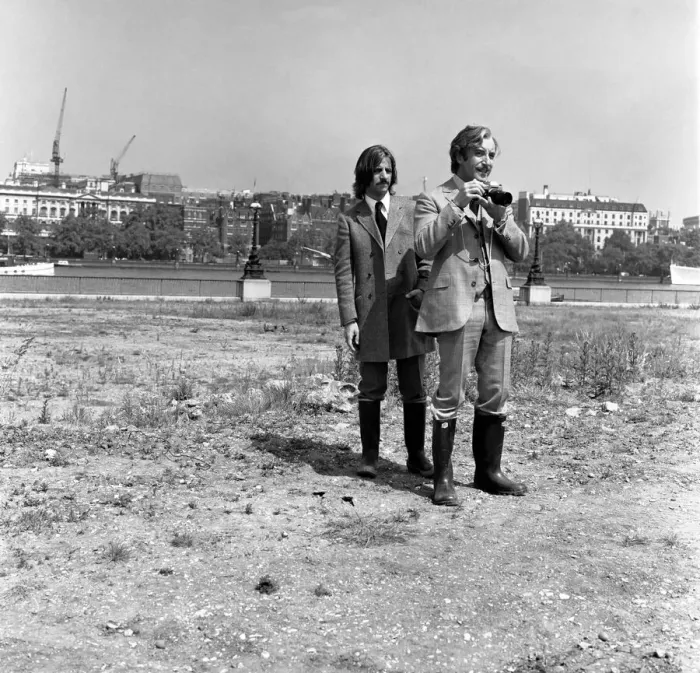 Framed Print : A short break in filming, Peter Sellers and Ringo Starr both competent photographers Framed Print : A short break in filming, Peter Sellers and Ringo Starr both competent photographers