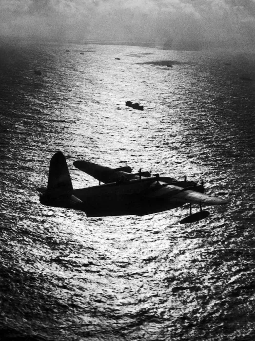 Framed Print : Shorts Sunderland Flying Boat of the RAF Coastal Command patrols above an Atlantic Framed Print : Shorts Sunderland Flying Boat of the RAF Coastal Command patrols above an Atlantic