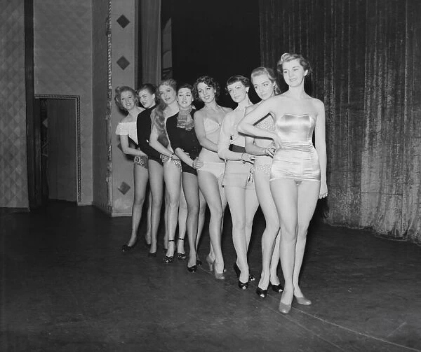 Showgirls 26  /  1  /  1952 C462  /  1