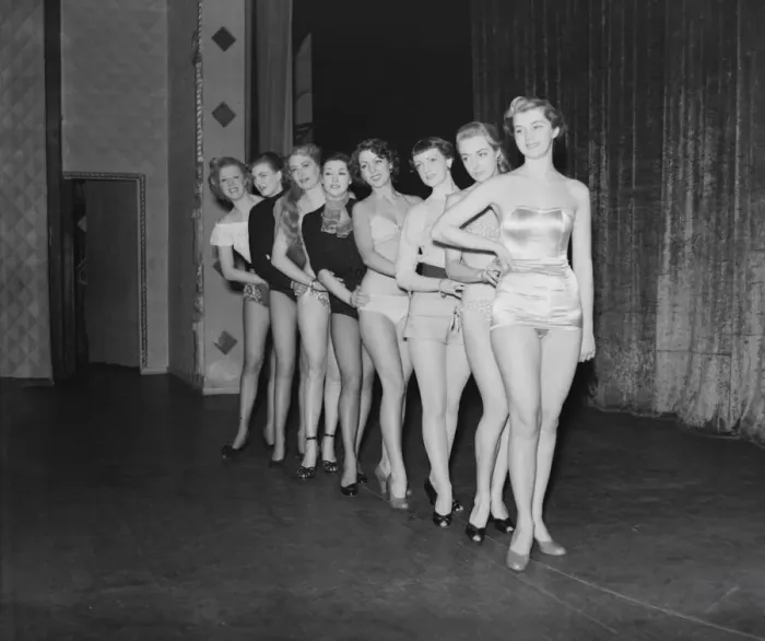 Framed Print : Showgirls 26 / 1 / 1952 C462 / 1 Framed Print : Showgirls 26 / 1 / 1952 C462 / 1