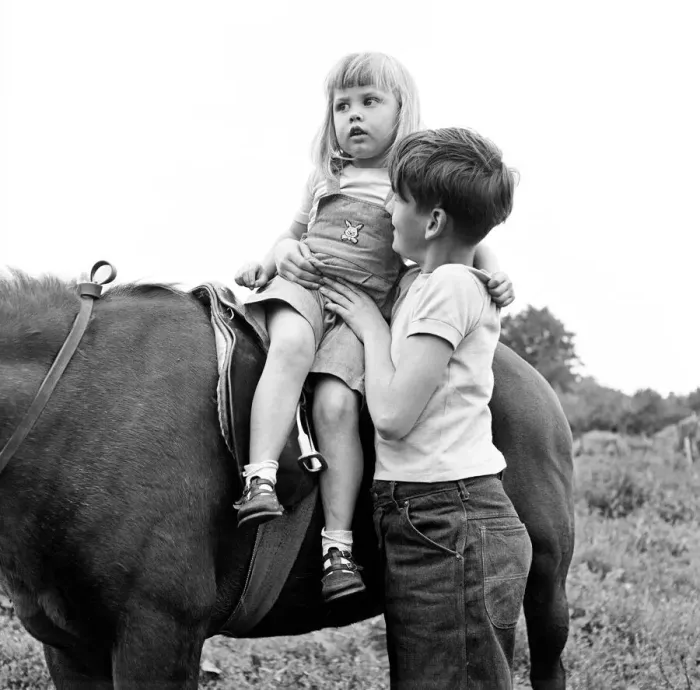 Framed Print : Siblings, Helen (3) and Paul Burrows (9) from Waterloo, London Framed Print : Siblings, Helen (3) and Paul Burrows (9) from Waterloo, London