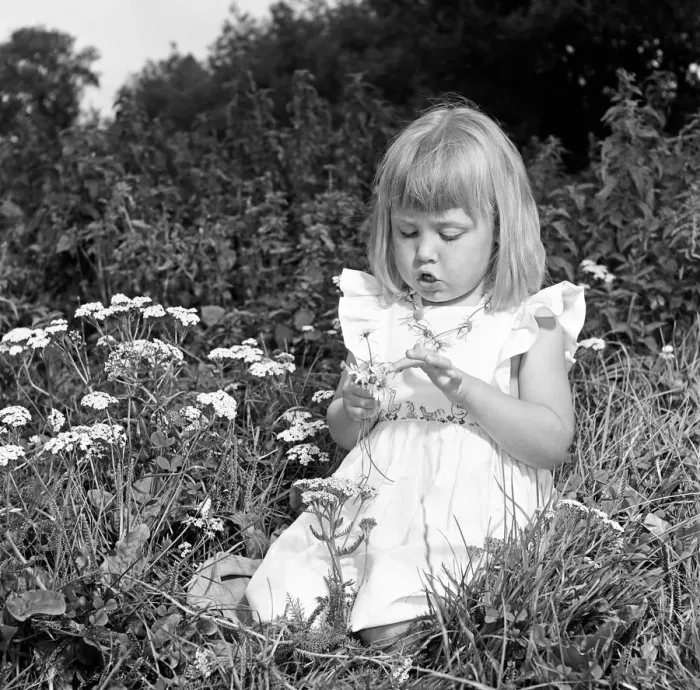 Framed Print : Siblings, Helen (3) and Paul Burrows (9) from Waterloo, London Framed Print : Siblings, Helen (3) and Paul Burrows (9) from Waterloo, London