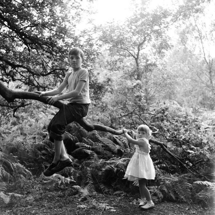 Framed Print : Siblings, Helen (3) and Paul Burrows (9) from Waterloo, London Framed Print : Siblings, Helen (3) and Paul Burrows (9) from Waterloo, London