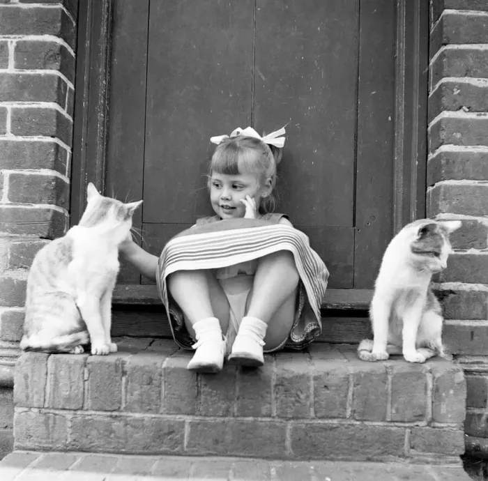 Framed Print : Siblings, Helen (3) and Paul Burrows (9) from Waterloo, London